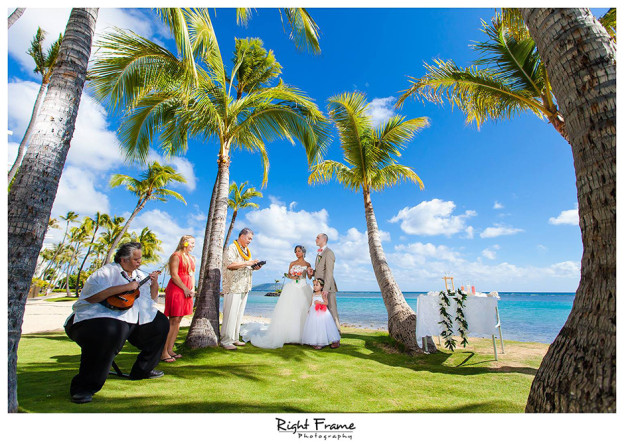 Hawaii Weddings Kahala Beach Park By Right Frame Photography