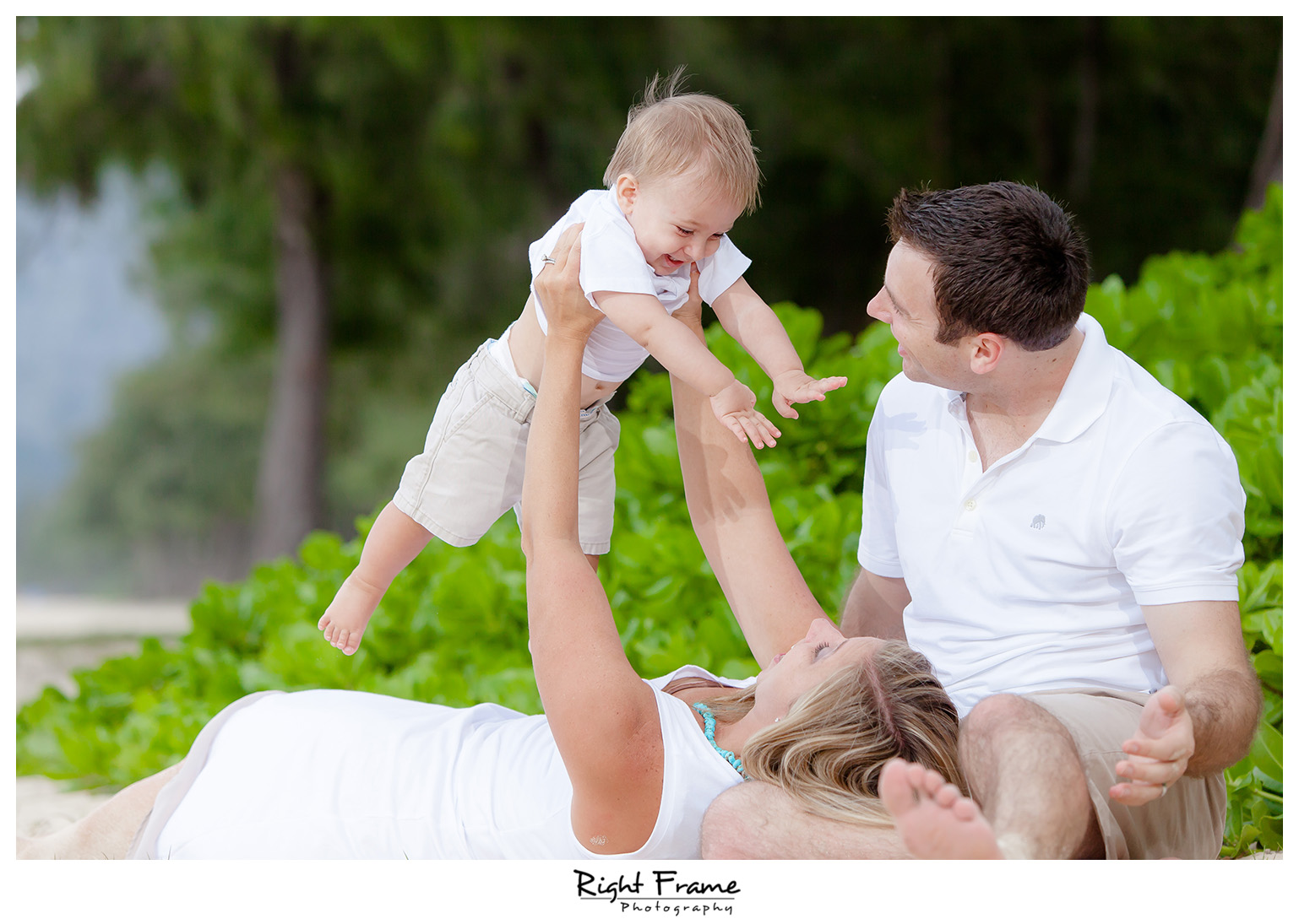 Family Pictures in Oahu Hawaii | Sarah by RIGHT FRAME PHOTOGRAPHY