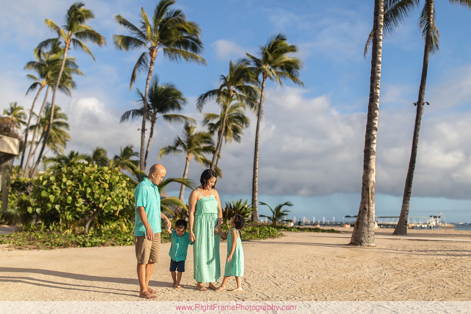  Waikiki beach family photography on Oahu Right Frame 