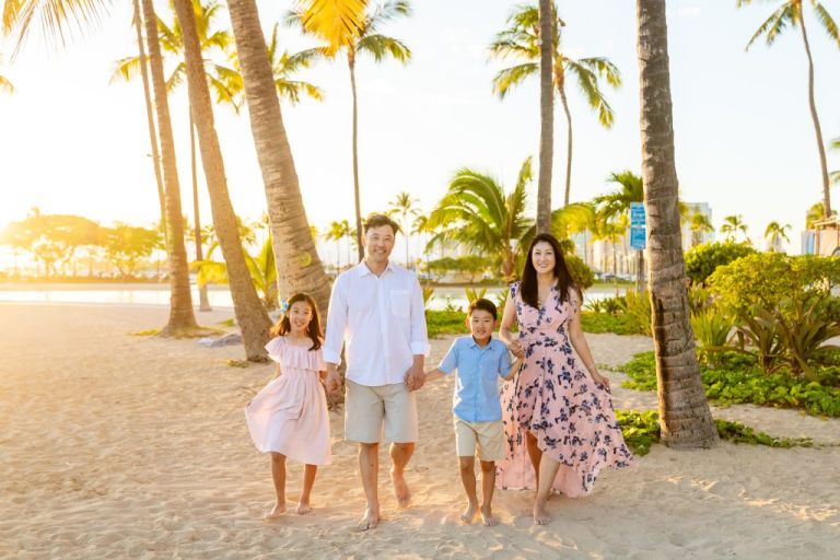 Oahu family photos at Waikiki Beach
